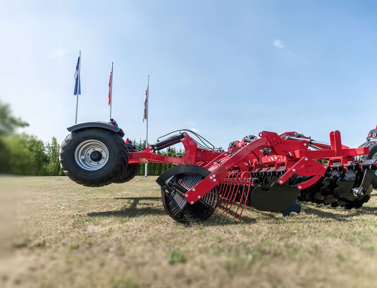 Agregat talerzowy Agro-Factory 2, nowoczesna maszyna uprawowa na polu, zapewniająca skuteczne spulchnianie i wyrównanie gleby, widok z boku.